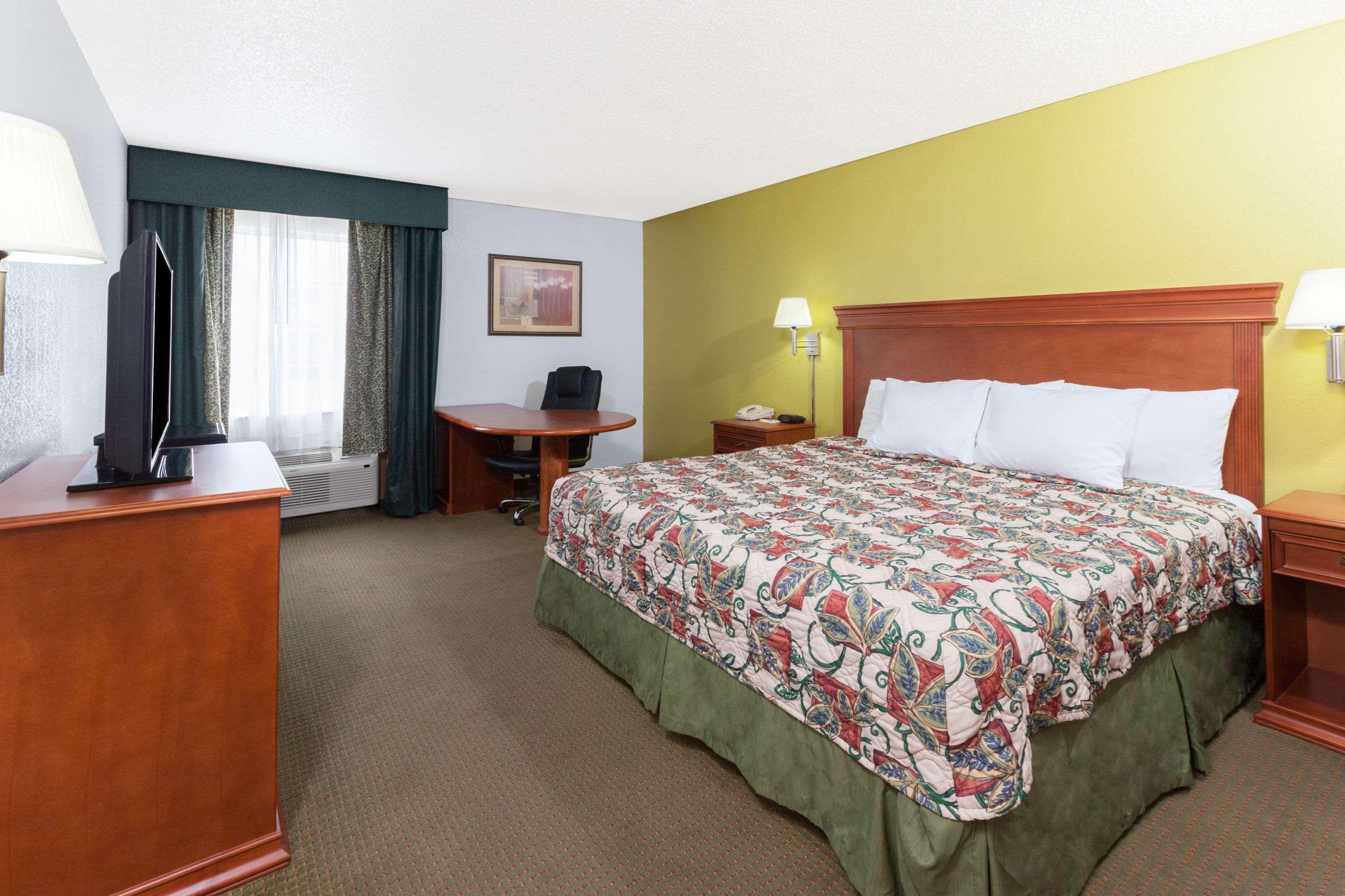 Days Inn By Wyndham Shawnee Εξωτερικό φωτογραφία