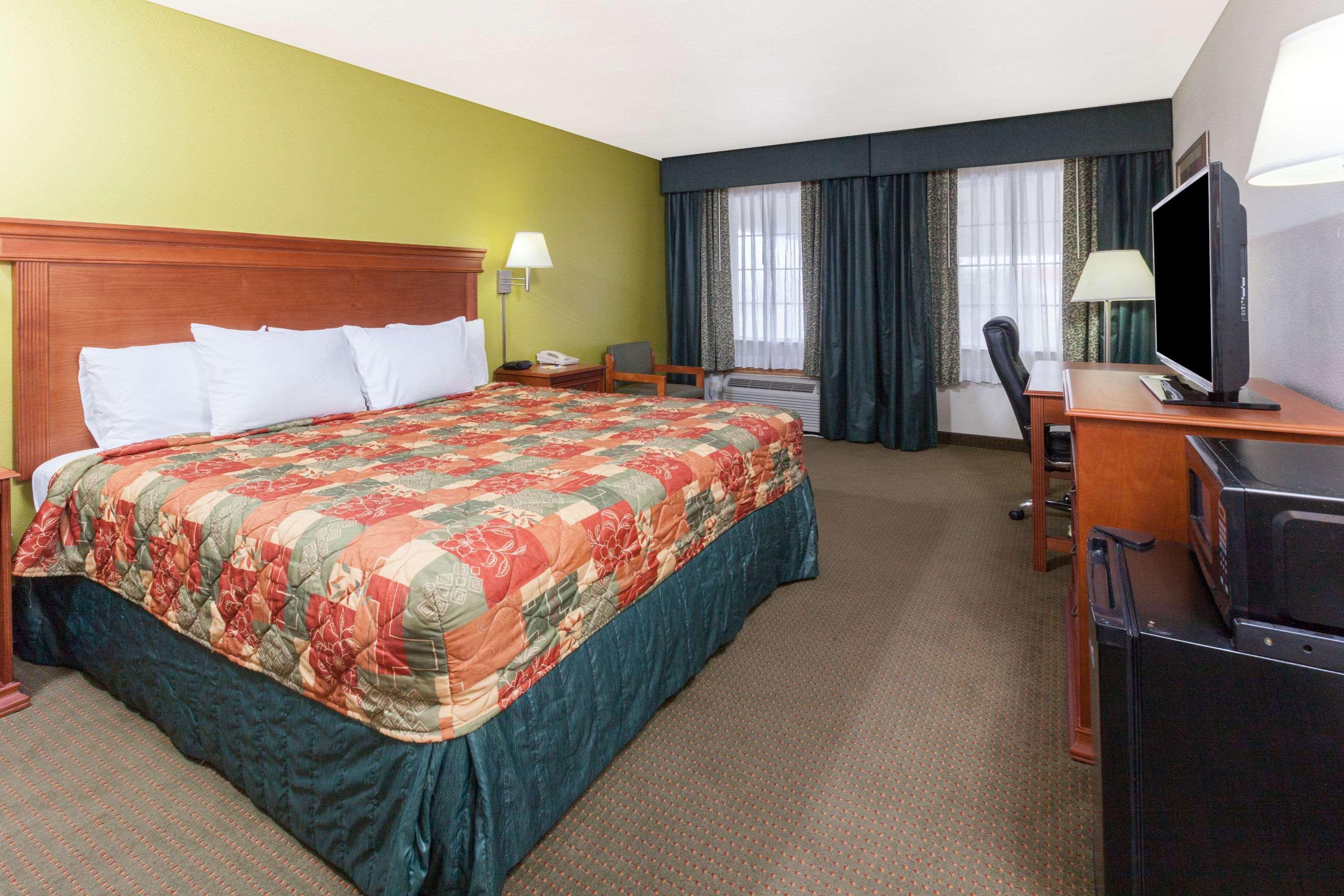 Days Inn By Wyndham Shawnee Εξωτερικό φωτογραφία