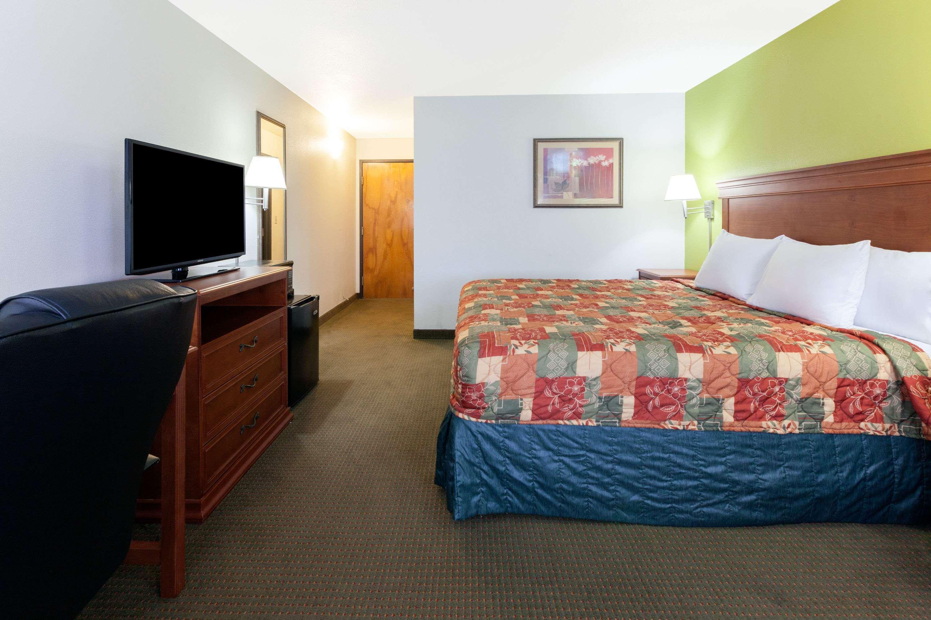 Days Inn By Wyndham Shawnee Εξωτερικό φωτογραφία